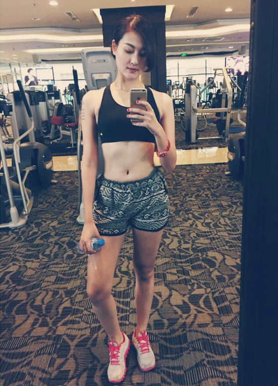 Hà Lade khoe eo con kiến