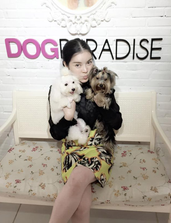 Lý Nhã Kỳ tạo ‘xì tin’ khoe thú cưng