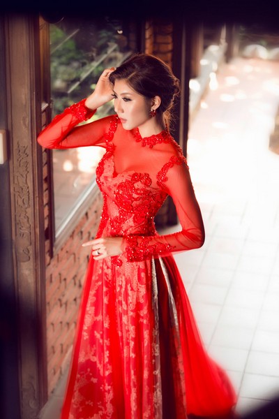 Sắc đỏ của chiếc áo dài cưới dưới góc máy chuyên nghiệp của Nhiếp ảnh gia Lê Thiện Viễn, Ngọc Quyên càng trở lên mê hoặc.