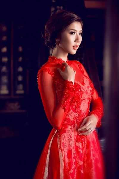 Những chiếc áo dài cưới cách tân nhưng vẫn giữ được nét truyền thống riêng luôn được NTK  Đặng Trọng Minh Châu chọn lựa cho riêng mình.