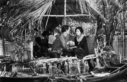 Chung một dòng sông (1956) là bộ phim đầu tay của ông và cũng là bộ phim đầu tiên của lịch sử điện ảnh Việt Nam. Chung Một Dòng Sông là câu chuyện xảy ra ven hai bờ Nam - Bắc sông Bến Hải sau Hiệp định Giơnevơ 1954. Dòng sông chảy qua vĩ tuyến 17 ấy, ranh giới tạm thời của hai miền đất nước đã làm đôi đường tình thương cách trở, ngang trái. Dù không hề được đào tạo qua trường lớp bài bản nhưng ông vẫn vào vai chân thật, hồn nhiên.