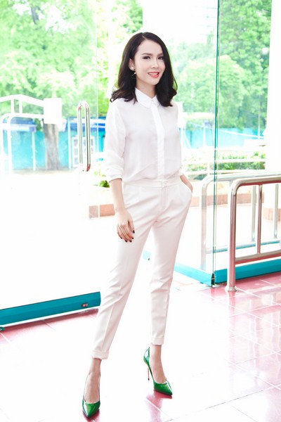 Yến Trang giản dị trong trang phục màu trắng.