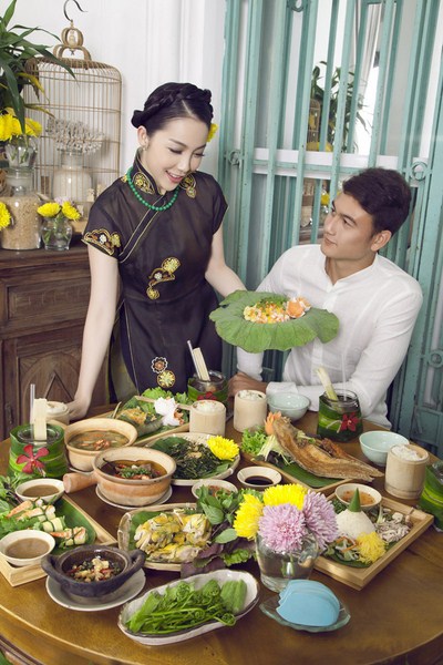Bộ ảnh được thực hiện nhân ngày gia đình Việt Nam, Linh Nga hoá thân thành người mẹ, người vợ chăm sóc chu đáo cho gia đình nhỏ của mình bằng một bữa cơm nhà ấm cúng
