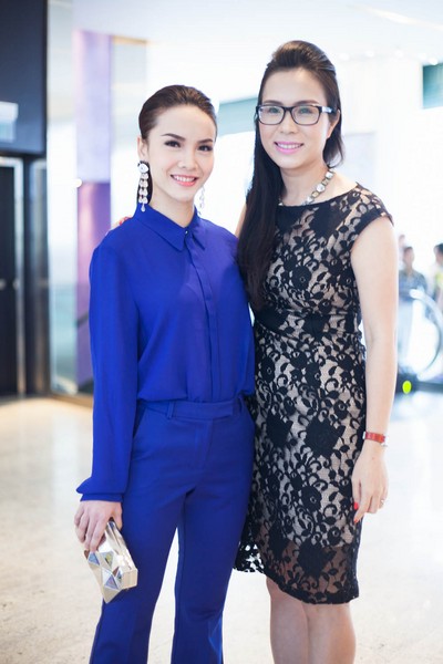  Yến Trang cũng tranh thủ chụp hình lưu niệm cùng bà Lưu Nga - đại diện nhà tài trợ của chương trình. 