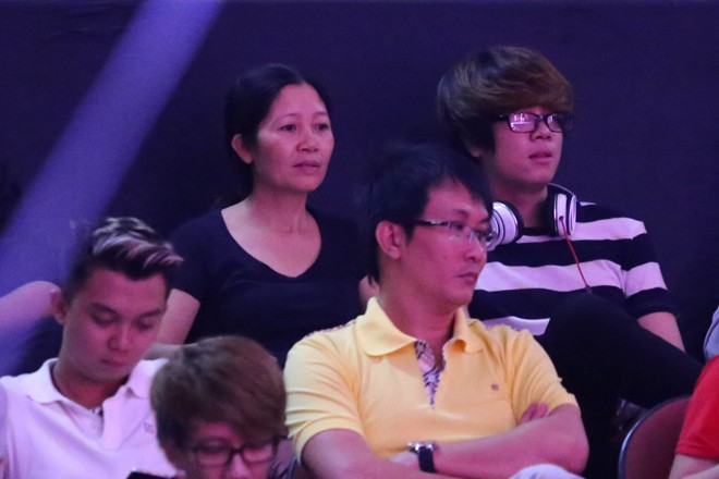 Trưa 17/3, Bùi Anh Tuấn và mẹ có mặt tại trường quay của cuộc thi X Factor. Nam ca sĩ đang chuẩn bị cho một đêm nhạc chung với tình cũ Hương Tràm, được tổ chức vào tháng 3 này. 