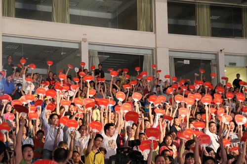 Gala Tỏa sáng nghị lực Việt tại Hà Nội là chương trình đã có sự tương tác với khán giả lớn hất trên Sân vận động Quốc gia Mỹ Đình từ trước đến nay qua phần dẫn chương trình của nghệ sĩ đa tài Xuân Bắc