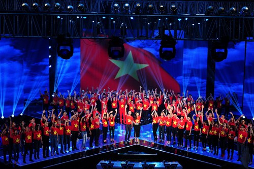 Gần 100 văn nghệ sĩ cùng các thí sinh của chương trình sẽ cùng nhau hòa ca trong bài hát Những Trái Tim Việt Nam