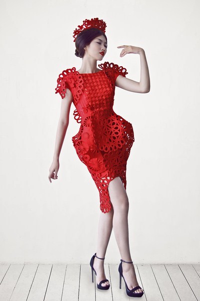 Người mẫu Huỳnh Châu trong mẫu thiết kế của NTK Lý Giám Tiền