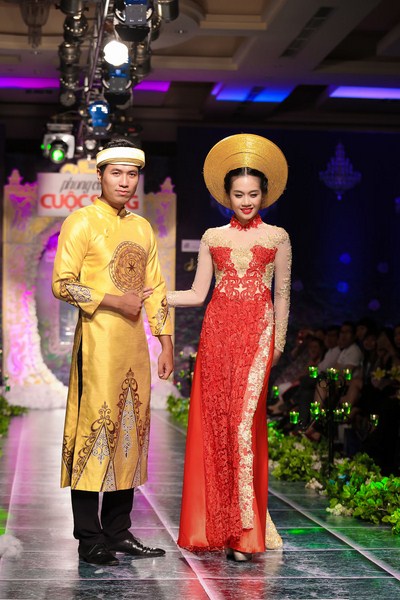 Đối với áo dài cưới dành cho nam giới, nhà thiết kế sử dụng họa tiết dân gian, họa tiết trống đồng, rồng phượng đầy mạnh mẽ trên gam màu vàng nhạt hoặc nâu đỏ