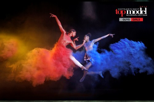 Khác với những buổi chụp hình khác, lần này các thí sinh phải hóa thân thành những vũ công ballet chuyên nghiệp, vừa phải thể hiện tinh thần nghệ thuật trong những mảng màu của nghệ thuật tạo hình. 