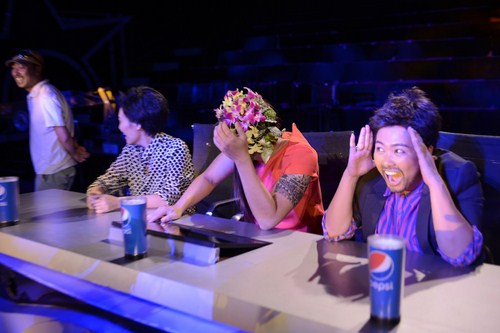 Đóng giả bộ 3 ban giám khảo của Vietnam Idol trong MV đặc biệt.