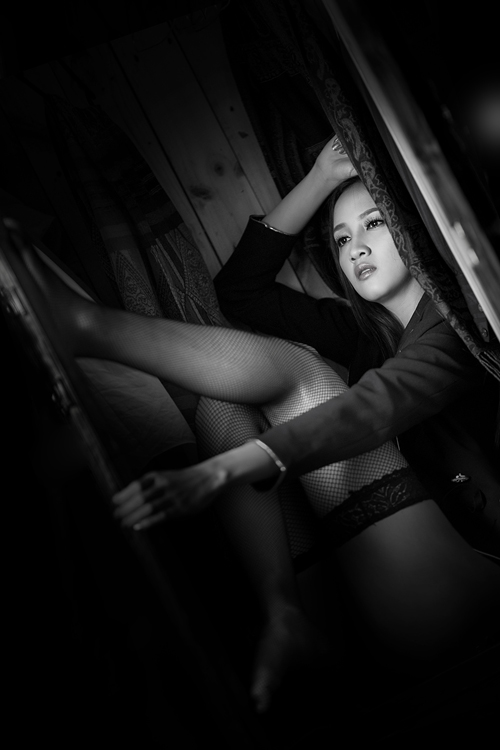 Trong bộ ảnh mới, giải đồng Siêu mẫu táo bạo bán nude, khoe đường cong cơ thể dưới ống kính của nhiếp ảnh gia Đặng Minh Tùng.