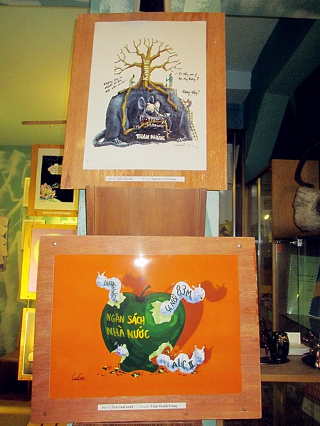 Độc đáo tranh biếm họa “Đâm mấy thằng gian bút chẳng tà” Triển lãm “Đâm mấy thằng gian bút chẳng tà” diễn ra từ 7h30 đến 17h hàng ngày từ 6/9-13/9/2014 tại Khuyên Club , ngách 1, ngõ 3 , Vạn Phúc, Ba Đình, Hà Nội. Thông qua triển lãm ban tổ chức hy vọng đưa tranh biếm họa trở thành một thể loại báo chí quen thuộc đối với công chúng.