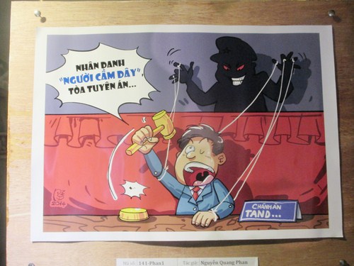 Độc đáo tranh biếm họa “Đâm mấy thằng gian bút chẳng tà” Tranh biếm họa đề cập đến công tác tư pháp của các cơ quan pháp luật nhà nước.