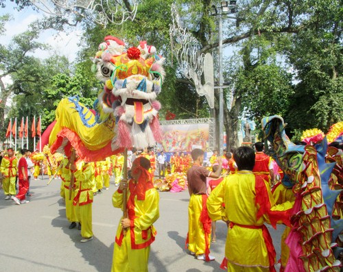Liên hoan múa Rồng lần thứ 4 được tổ chức tại Hà Nội nhân kỷ niệm 60 năm Giải phóng thủ đô và 15 năm Hà Nội được UNESCO công nhận là thành phố vì hòa bình với sự tham gia củ 25 đội múa đến từ các quận. huyện, thị xã trên địa bàn thành phố Hà Nội.