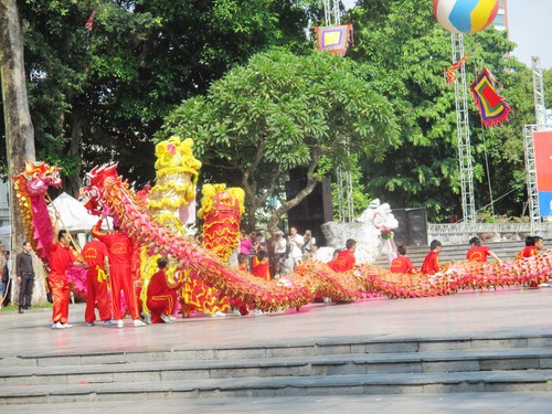 Bắt đầu từ 13h30, khu vực tượng đài Lý Thái Tổ ngập tràn sắc đỏ, vàng của Rồng và trang phục của người biểu diễn.
