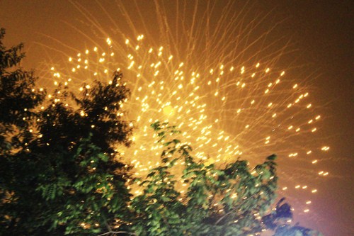 Đúng 21 giờ tối, những tiếng vang lên, pháo hoa rực rỡ trên bầu trời Hà Nội khiến người dân thủ đô ngạc nhiên và không ngớt lời khen ngợi một sự kiện hoành tráng của thủ đô trong một thời gian dài.