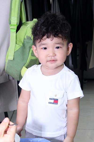 Chàng trai nhỏ có vẻ ngoài rất đáng yêu