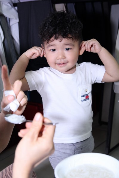 Mặc dù ít xuất hiện nhưng bé rất dạn dĩ trước ống kính