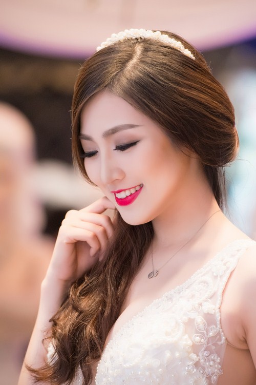 Á hậu Việt Nam 2012 trình diễn cho thương hiệu áo cưới Lamant