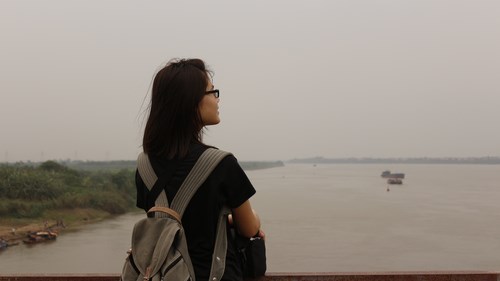 Đứng trên cầu Long Biên, nhìn ra bãi giữa mênh mông, ngắm Hà Nội về chiều thấy mình thật nhỏ bé trước sự mệnh mông của đất trời
