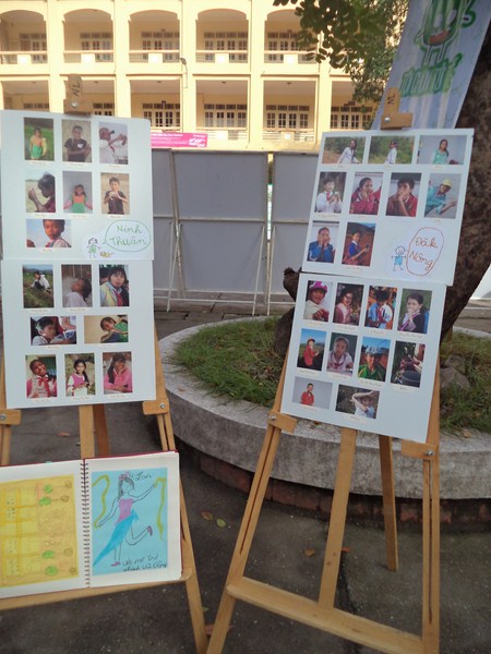 Bên cạnh đó, triển lãm ảnh “Dung dăng dung dẻ” do các em bé đến từ các vùng cao Lào Cai, Đắc Nông và Ninh Thuận thực hiện với góc nhìn ngây ngô của trẻ em về sinh hoạt, học tập hàng ngày ở nơi vùng cao của tổ quốc với những góc máy chân thật, dung dị.