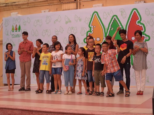 Điểm nhấn của chương trình là hoạt động “Chiếc vòng tử tế” là tên gọi của 100 chiếc vòng đặc biệt mang sứ mệnh thúc đẩy sự tử tế trong xã hội. Những chủ nhân của chiếc vòng sẽ cam kết thực hiện sự tử tế trong vòng bốn ngày với nhiều nhân vật nổi tiếng như nhà văn Trang Hạ, blogger Nguyễn Ngọc Long, bà Tôn Nữ Thị Ninh.