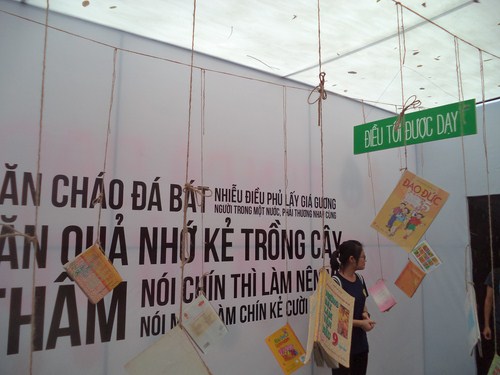 Khu vực “nghệ thuật sắp đặt” mang tên “Đường đời” được thiết kế bao gồm những bài học mà chúng ta được học trong trường lớp, là năm điều bác Hồ dạy, là đạo lý uống nước nhớ nguồn, là lá lành đùm lá rách, là cách sống thật thà bản lĩnh, dám đối mặt với khó khăn, thất bại.