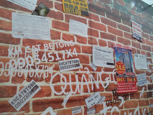 Gian phòng kể lại câu chuyện về những hành động không tử tế đang diễn ra xung quanh cuộc sống của chúng ta.