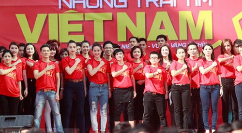 Đông đảo các nghệ sỹ và các bạn sinh viên tham gia quay MV Những trái tim Việt Nam.