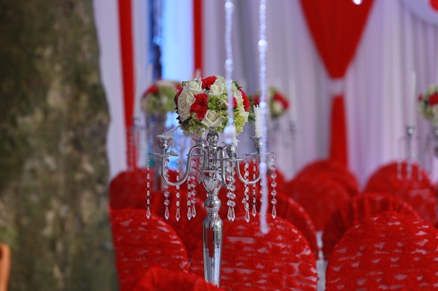 Màu sắc chủ đạo ở rạp cưới nhà Tuấn Hưng là màu đỏ, rất nhiều hoa và nến.