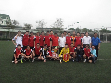 Phó Tổng Cục trưởng Trần Văn Vinh chụp ảnh lưu niệm với đội bóng TĐC - Vô địch giải bóng đá mini .