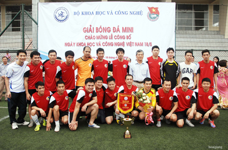 Thứ trưởng Trần Văn Tùng chụp ảnh giao lưu với đội bóng TĐC