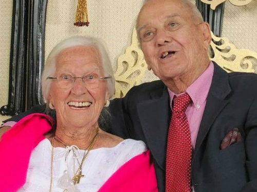 Hàng triệu người cảm động nghẹn ngào, khi cặp vợ chồng ôm nhau qua đời sau 75 năm chung sống.