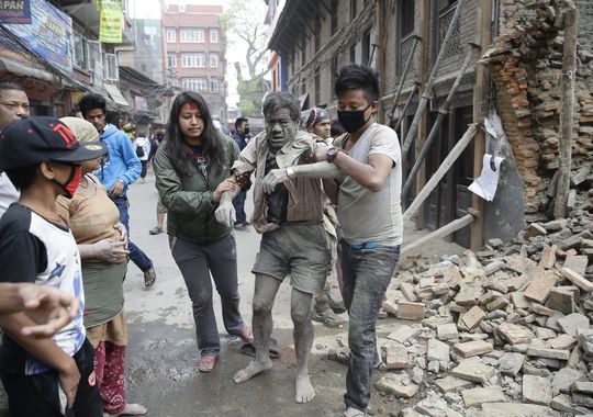 Rung chấn của trận dộng đất cũng lan xa tới hơn 1.000 km sang 3 quốc gia láng giềng với Nepal.