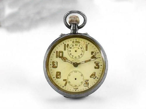 Tháng 11/2009, Antiquorum đã bán một đồng hồ cổ bỏ túi của Gandhi, cùng với một số vật dụng của ông, với giá 2,096 triệu USD.