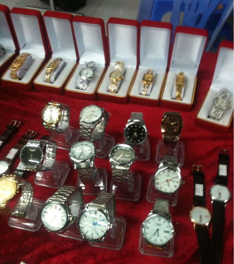 Trên thị trường Hà Nội, các loại đồng hồ đeo tay với những nhãn hiệu “lạ”, chất lượng kém đến từ Trung Quốc hiện đang được bày bán nhiều với mức giá chỉ từ vài chục nghìn đồng.
