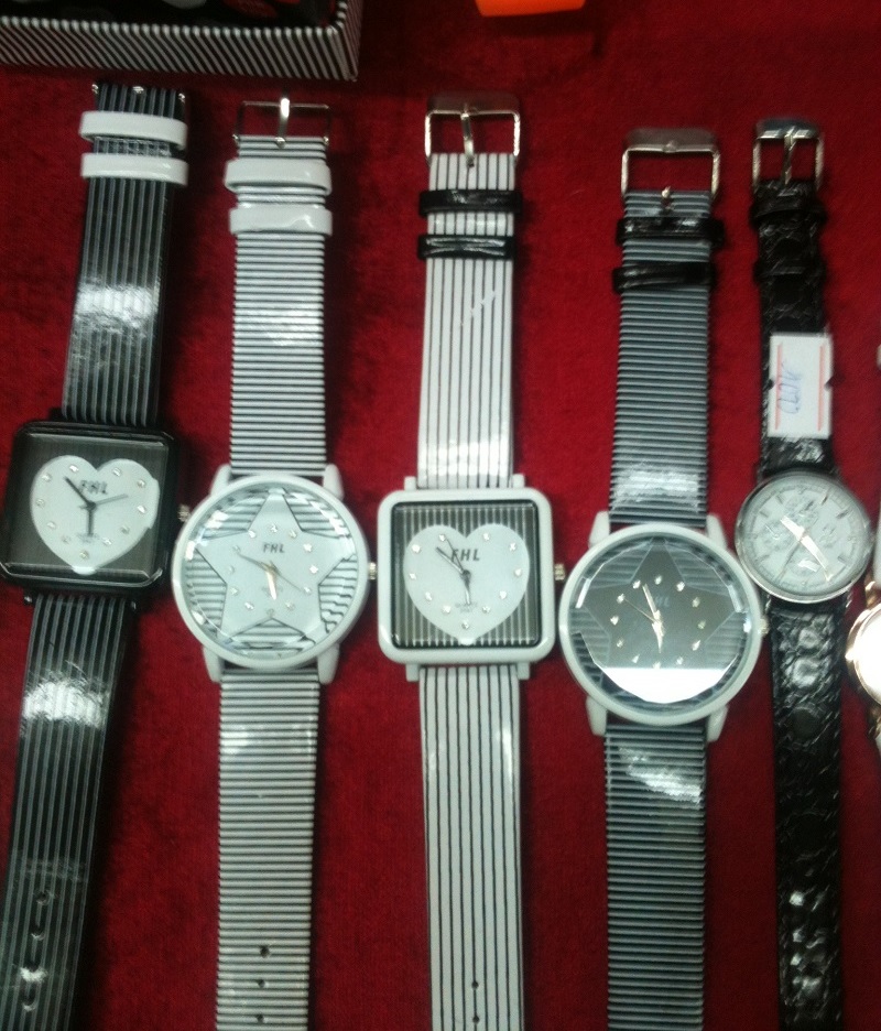  Các loại đồng hồ này chủ yếu được bán ở các chợ đêm sinh viên như chợ Nhà Xanh, Dịch Vọng Hậu, Minh Khai, Phùng Khoang,… với mức giá từ 50 đến 150 nghìn đồng.