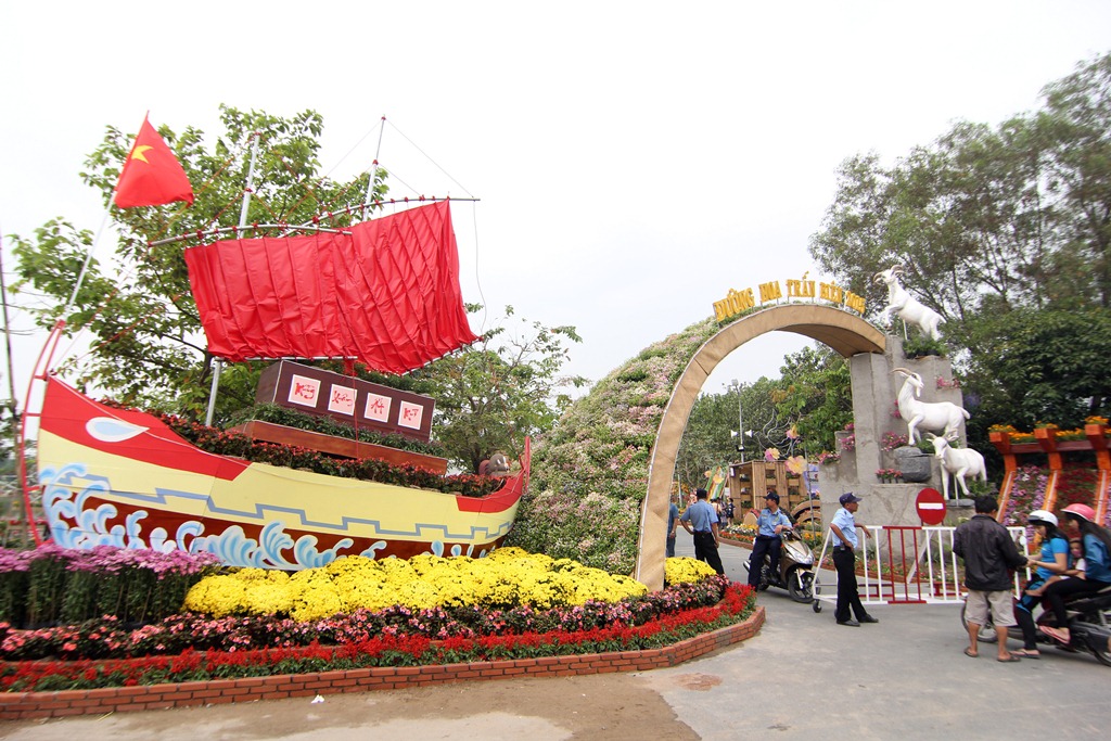 Cổng chính dẫn vào đường hoa Trấn Biên với hình ảnh con thuyền Tổ quốc ra khơi, đối diện là những bức tượng con dê