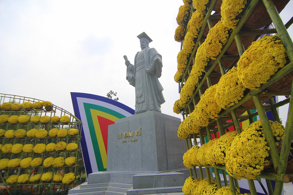 Trung tâm đường hoa là mô hình tượng của Lý Thái Tổ. Đây là nét mới của đường hoa nhằm giáo dục những giá trị về lịch sử, tình yêu quê hương, đất nước