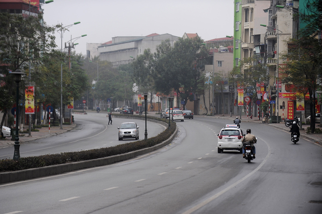 Đường Nguyễn Văn Cừ (Long Biên) lúc 8h sáng. Trục đường chính nối nội đô với quận Long Biên và đi các tỉnh đông bắc ngày thường chật cứng phương tiện.