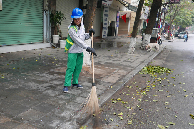 Chị Phương (41 tuổi, ở Phúc Xá), công nhân môi trường, miệt mài làm việc. Chị bắt đầu đi làm từ 5h sáng khi cả gia đình vẫn còn say giấc.
