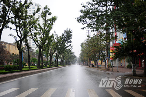 10 giờ sáng trên đường Hoàng Quốc Việt (Cầu Giấy, Hà Nội) rộng thênh thang, không bóng người qua lại. 