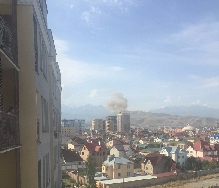 AFP dẫn lời cảnh sát thủ đô Bishkek, Kyrgyzstan, cho biết chiếc xe Mitsubishi Delica, lao qua cổng rồi phát nổ ở giữa khu đại sứ quán Trung Quốc, gần nơi ở của đại sứ Trung Quốc vào khoảng 10h sáng nay.