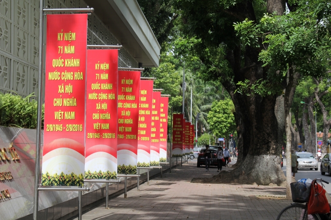 Các tấm pano đỏ rực rỡ được dựng ngay trước cửa Trung tâm Hội nghị quốc tế. Ảnh: pháp luật Plus
