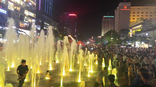Rất nhiều người dân tập trung tại phố đi bộ Nguyễn Huệ và khu vực lân cận để chờ màn pháo hoa mừng Quốc khánh. Ảnh: Vietnamnet