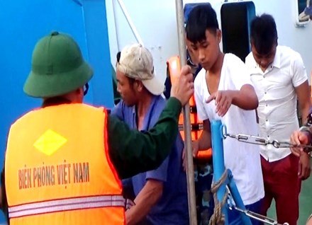 Quảng Bình: 6 ngư dân được cứu sống và được đưa vào bờ an toàn. Quảng Bình: 6 ngư dân được cứu sống và được đưa vào bờ an toàn.