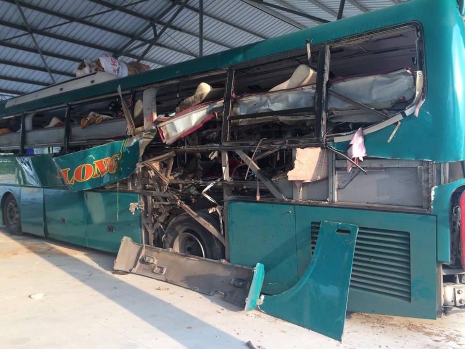 Khoảng 2h30 sáng nay, công tác khám nghiệm hiện trường hoàn tất. Chiếc khách giường nằm được đưa về bãi đỗ xe của công an huyện Quế Võ. Ảnh: Vietnamnet Khoảng 2h30 sáng nay, công tác khám nghiệm hiện trường hoàn tất. Chiếc khách giường nằm được đưa về bãi đỗ xe của công an huyện Quế Võ. Ảnh: Vietnamnet
