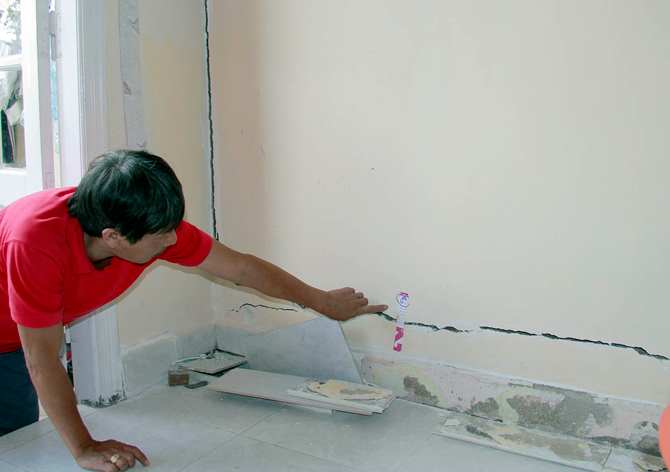 Căn nhà trên đường Trương Công Định bị nứt nhiều khu vực trong nhà, cửa bị xê dịch không thể đóng, mở. Ảnh: Nhân dân Căn nhà trên đường Trương Công Định bị nứt nhiều khu vực trong nhà, cửa bị xê dịch không thể đóng, mở. Ảnh: Nhân dân