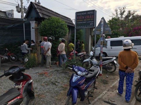Người dân khu vực hiếu kỳ đến xem và hộ trỡ dập tắt đám cháy. Ảnh: pháp luật TP. Hồ Chí Minh Người dân khu vực hiếu kỳ đến xem và hộ trỡ dập tắt đám cháy. Ảnh: pháp luật TP. Hồ Chí Minh